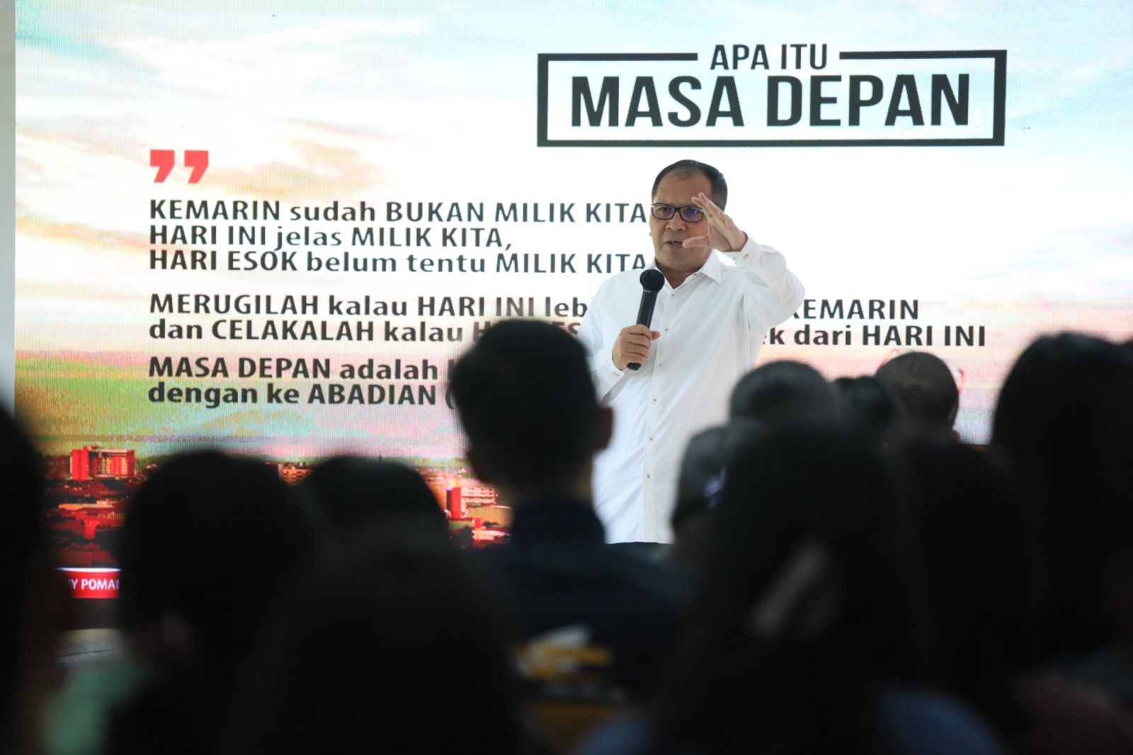 Danny Pomanto Bicara Kepimpinan Adaptif dengan Ratusan Mahasiswa UKI Toraja