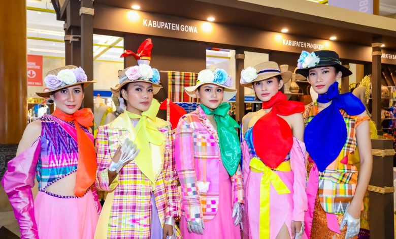 Dekranasda Gowa Kolaborasi Desainer Defrico Audy, Tenun Sutra Gowa Tampil di Inacraft 2023