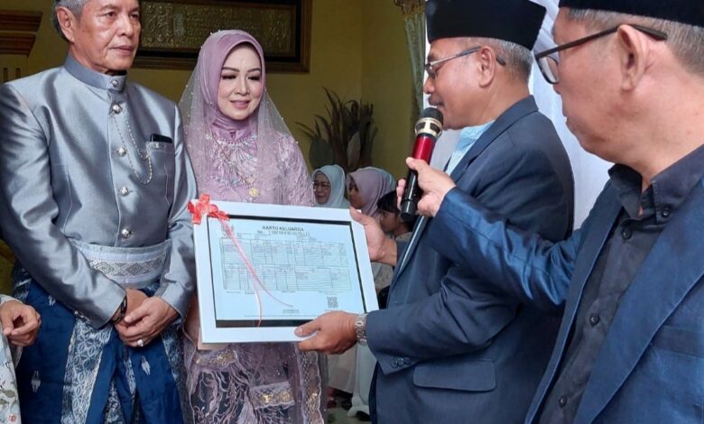 Idris Aman Lepas Masa Duda, Dapat Kado dari Disdukcapil Bulukumba