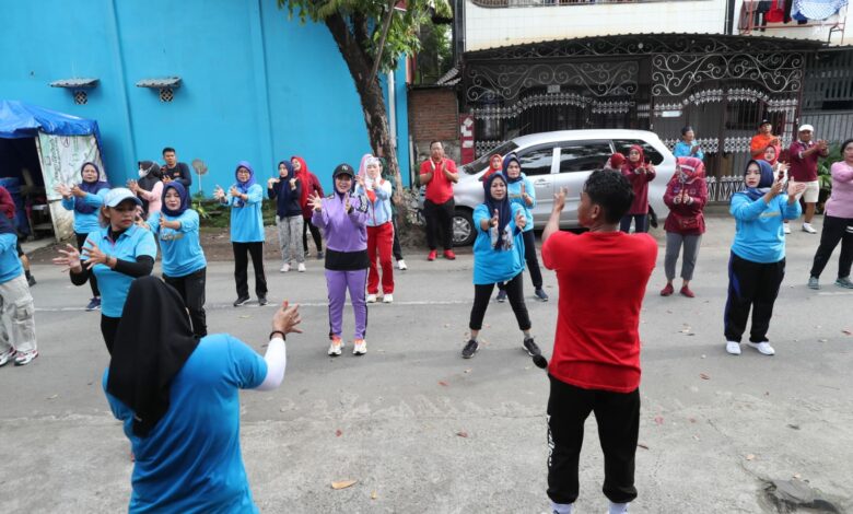 Sabtu Sehat, Fatmawati Rusdi Senam Bersama Staf Kelurahan Malimongan Baru
