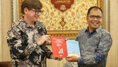 Terima Buku Emmannuel Lemaire, Danny Pomanto Sejarah Makassar-Perancis Sangat Dekat