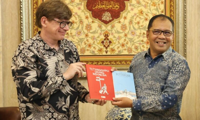 Terima Buku Emmannuel Lemaire, Danny Pomanto Sejarah Makassar-Perancis Sangat Dekat