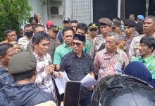 Anggota Komisi C DPRD Makassar H. Muchlis Misbah menemui PK5 dan SRMI lakukan aksi di Gedung DPRD Makassar menolak kebijakan relokasi PK5 yang dilakukan oleh Kepala UPTD Pantai Losari, Kamis (02/03/2023).