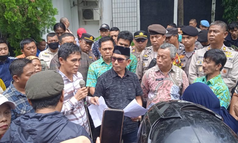 Anggota Komisi C DPRD Makassar H. Muchlis Misbah menemui PK5 dan SRMI lakukan aksi di Gedung DPRD Makassar menolak kebijakan relokasi PK5 yang dilakukan oleh Kepala UPTD Pantai Losari, Kamis (02/03/2023).