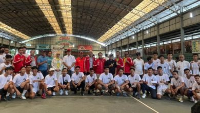Pemain tenis Piala Ketua Pelti Sulsel resmi dibuka Prof Dr. drg. Bahruddin Thalib mewakili ketua Pelti Sulsel, di Lapangan Indoor Telkom Makassar, Jumat (3/3/2023).