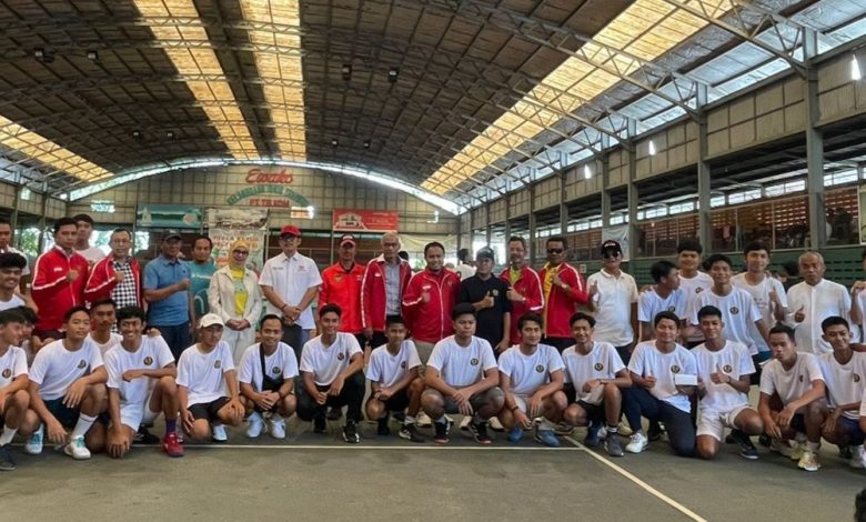 Pemain tenis Piala Ketua Pelti Sulsel resmi dibuka Prof Dr. drg. Bahruddin Thalib mewakili ketua Pelti Sulsel, di Lapangan Indoor Telkom Makassar, Jumat (3/3/2023).