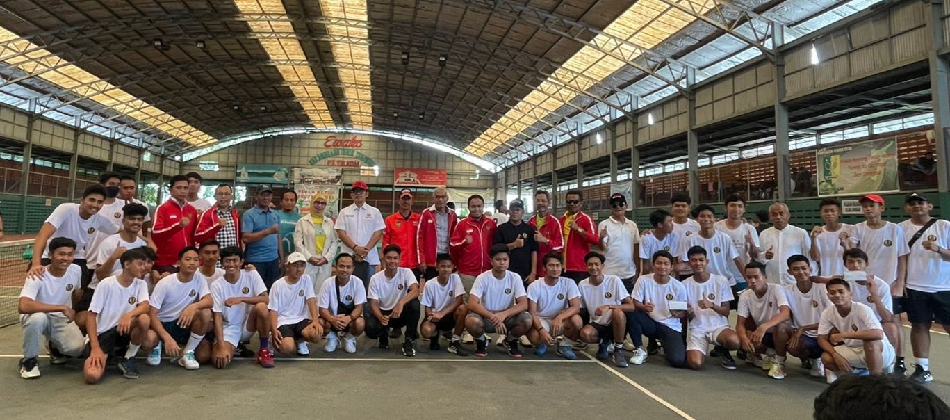 Pemain tenis Piala Ketua Pelti Sulsel resmi dibuka Prof Dr. drg. Bahruddin Thalib mewakili ketua Pelti Sulsel, di Lapangan Indoor Telkom Makassar, Jumat (3/3/2023).