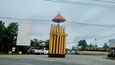Tugu Lalambate Tarantajo Ikon Budaya Wotu Jadi Penyangga Kabel, tepatnya di Desa Lampenai, Kecamatan Wotu, Kabupaten Luwu Timur, Sulawesi Selatan.