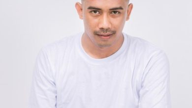 Kreator TikTok asal Sulawesi Selatan, Ahmad Syailendra atau yang lebih populer dengan nama Lendra Cikicow memulai debut musikalnya lewat lagu.
