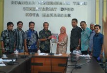 Wakil Ketua DPRD Kota Makassar, Andi Suhada Sappaile menerima kunjungan anggota DPRD dan Anggota Pansus Ranperda Inisiatif DPRD Kabupaten Sinjai, Rabu 08 Maret 2023.