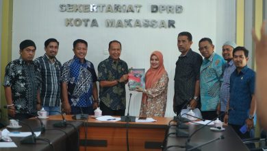 Wakil Ketua DPRD Kota Makassar, Andi Suhada Sappaile menerima kunjungan anggota DPRD dan Anggota Pansus Ranperda Inisiatif DPRD Kabupaten Sinjai, Rabu 08 Maret 2023.