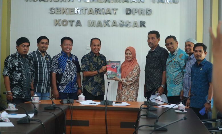 Wakil Ketua DPRD Kota Makassar, Andi Suhada Sappaile menerima kunjungan anggota DPRD dan Anggota Pansus Ranperda Inisiatif DPRD Kabupaten Sinjai, Rabu 08 Maret 2023.