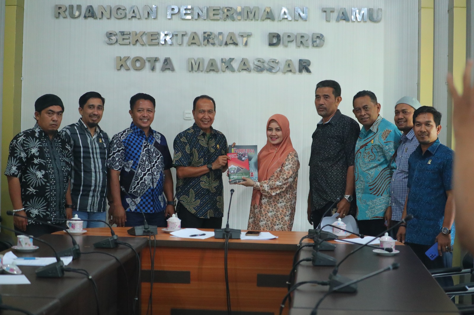 Wakil Ketua DPRD Kota Makassar, Andi Suhada Sappaile menerima kunjungan anggota DPRD dan Anggota Pansus Ranperda Inisiatif DPRD Kabupaten Sinjai, Rabu 08 Maret 2023.