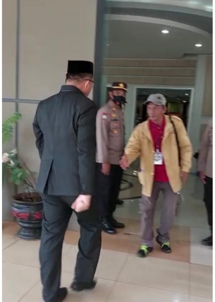 Video Viral ketua DPRD Luwu Timur , Aripin menolak untuk bersalaman dengan warga