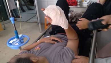 Bripka HN (45) salah satu anggota Polres Luwu Utara, terbaring lemas di Rumah Sakit Masamba setelah dibacok pemuda hingga kehilangan 3 jarinya alias terputus.