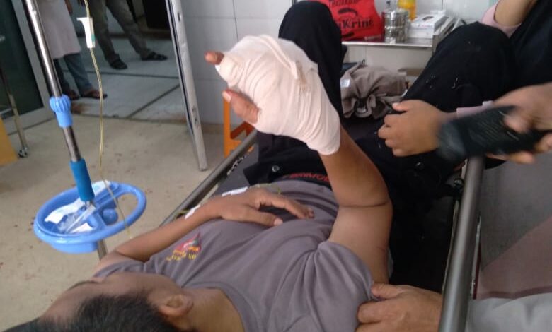 Bripka HN (45) salah satu anggota Polres Luwu Utara, terbaring lemas di Rumah Sakit Masamba setelah dibacok pemuda hingga kehilangan 3 jarinya alias terputus.