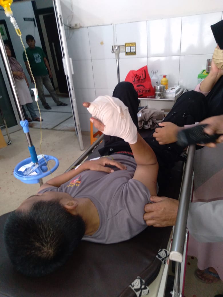 Bripka HN (45) salah satu anggota Polres Luwu Utara, terbaring lemas di Rumah Sakit Masamba setelah dibacok pemuda hingga kehilangan 3 jarinya alias terputus.