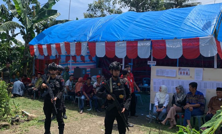 Personel Brimo Bone Berjaga di setiap TPS Pilkades serentak di Sinjai