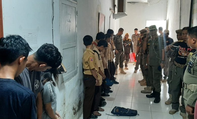 12 pelajar siswa-siswi ikut diamankan lantaran diduga melakukan kumpul kebo di indikost jalan Samballoge Baru, Kecamatan Tanete Riattang, Bone, Jumat 10 Maret 2023.