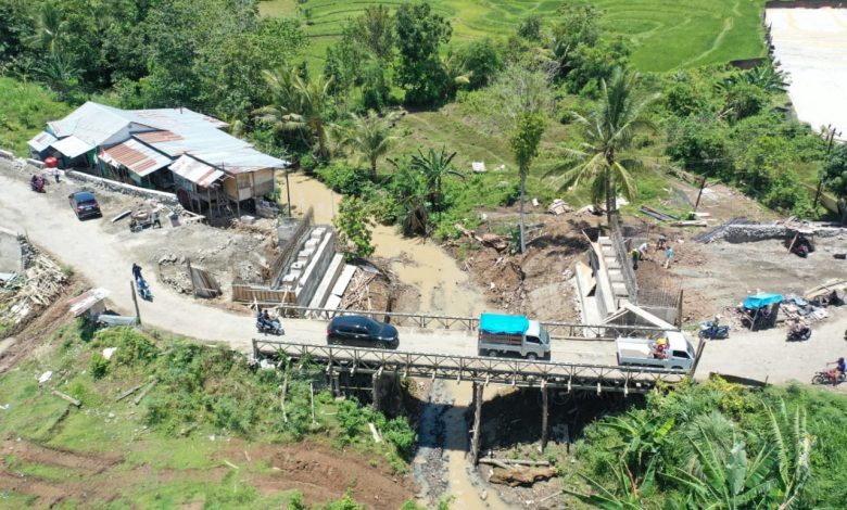Pembangunan Jembatan Sungai Palattae pada ruas Tanabatue-Sanrego- Palattae di Kabupaten Bone tengah berprogres.
