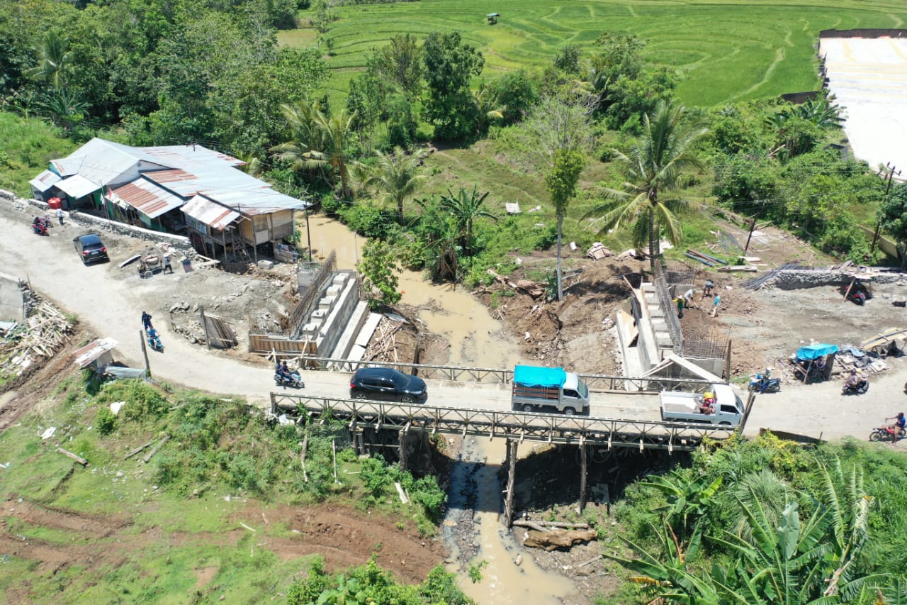 Pembangunan Jembatan Sungai Palattae pada ruas Tanabatue-Sanrego- Palattae di Kabupaten Bone tengah berprogres.