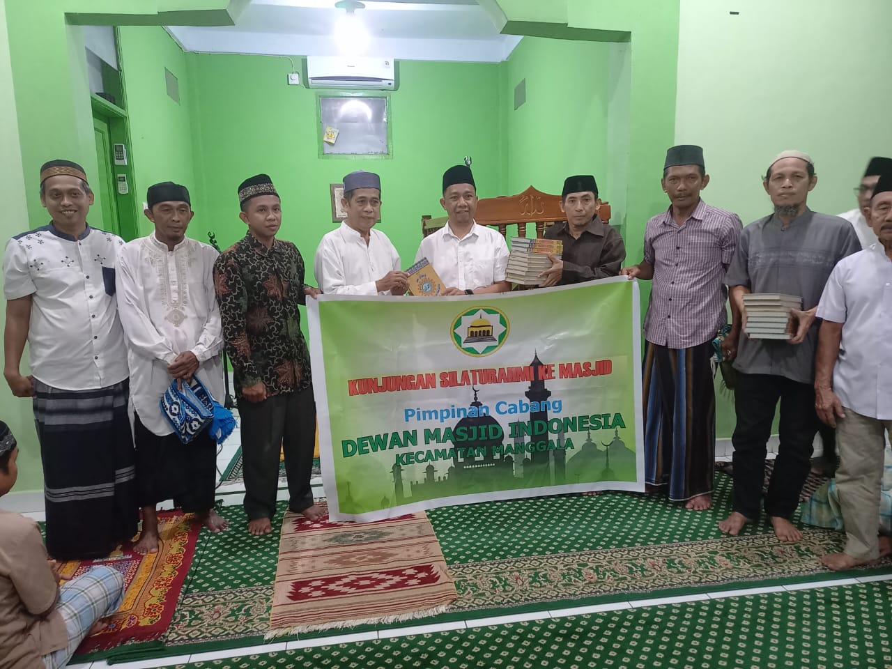 Anggota DPRD Kota Makassar, Kasrudi ini melakukan kegiatan sosial dengan membagikan Al-Quran ke sejumlah masjid di Kecamatan Manggala.
