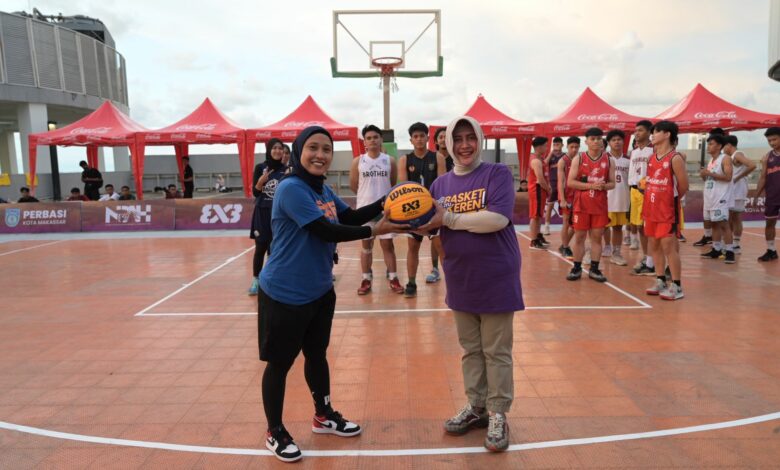 Ketua Persatuan Basket Seluruh Indonesia (Perbasi) Kota Makassar Indira Yusuf Ismail membakar semangat para peserta lomba Nipah 3x3 Basketball South Sulawesi Series di Arena Basket Second Floor Nipah Mall, Jumat (17/03/2023).