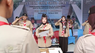 Ketua Kwartir Cabang Kota Makassar, Fatmawati Rusdi, mengukuhkan dan melantik pengurus majelis pembimbing dan pembina ambalan Pramuka Oryza Sativa Gugus Depan 01-29, 01-30, di lapangan SMA Negeri 1 Makassar, Sabtu (18/03/2023).