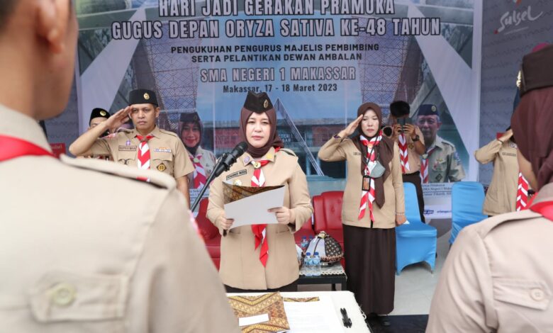 Ketua Kwartir Cabang Kota Makassar, Fatmawati Rusdi, mengukuhkan dan melantik pengurus majelis pembimbing dan pembina ambalan Pramuka Oryza Sativa Gugus Depan 01-29, 01-30, di lapangan SMA Negeri 1 Makassar, Sabtu (18/03/2023).