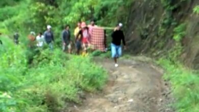 Beredar Video Sejumlah Warga di PinrangTandu Jenazah Menggunakan Sarung
