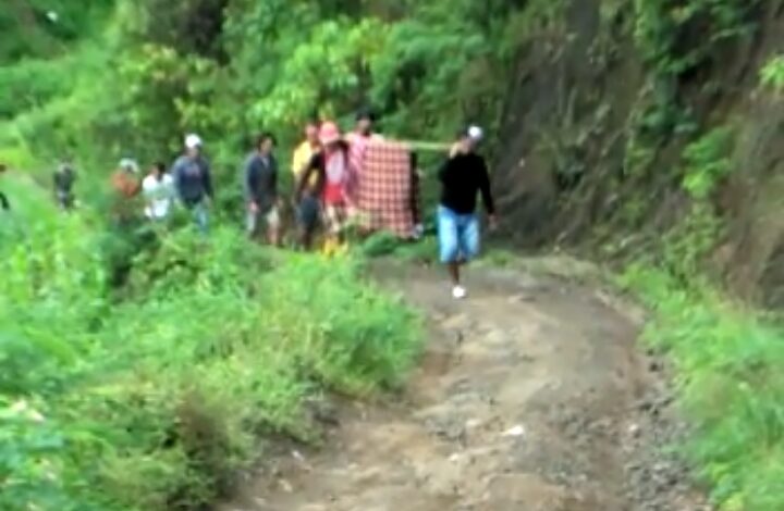Beredar Video Sejumlah Warga di PinrangTandu Jenazah Menggunakan Sarung