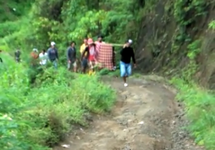 Beredar Video Sejumlah Warga di PinrangTandu Jenazah Menggunakan Sarung