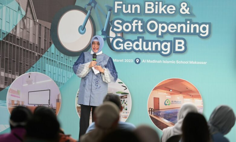 Bunda PAUD Kota Makassar Indira Yusuf Ismail meresmikan gedung Taman Kanak-Kanak Al Madinah Islamic School di Jalan Veteran Selatan, Minggu (19/03/2023).
