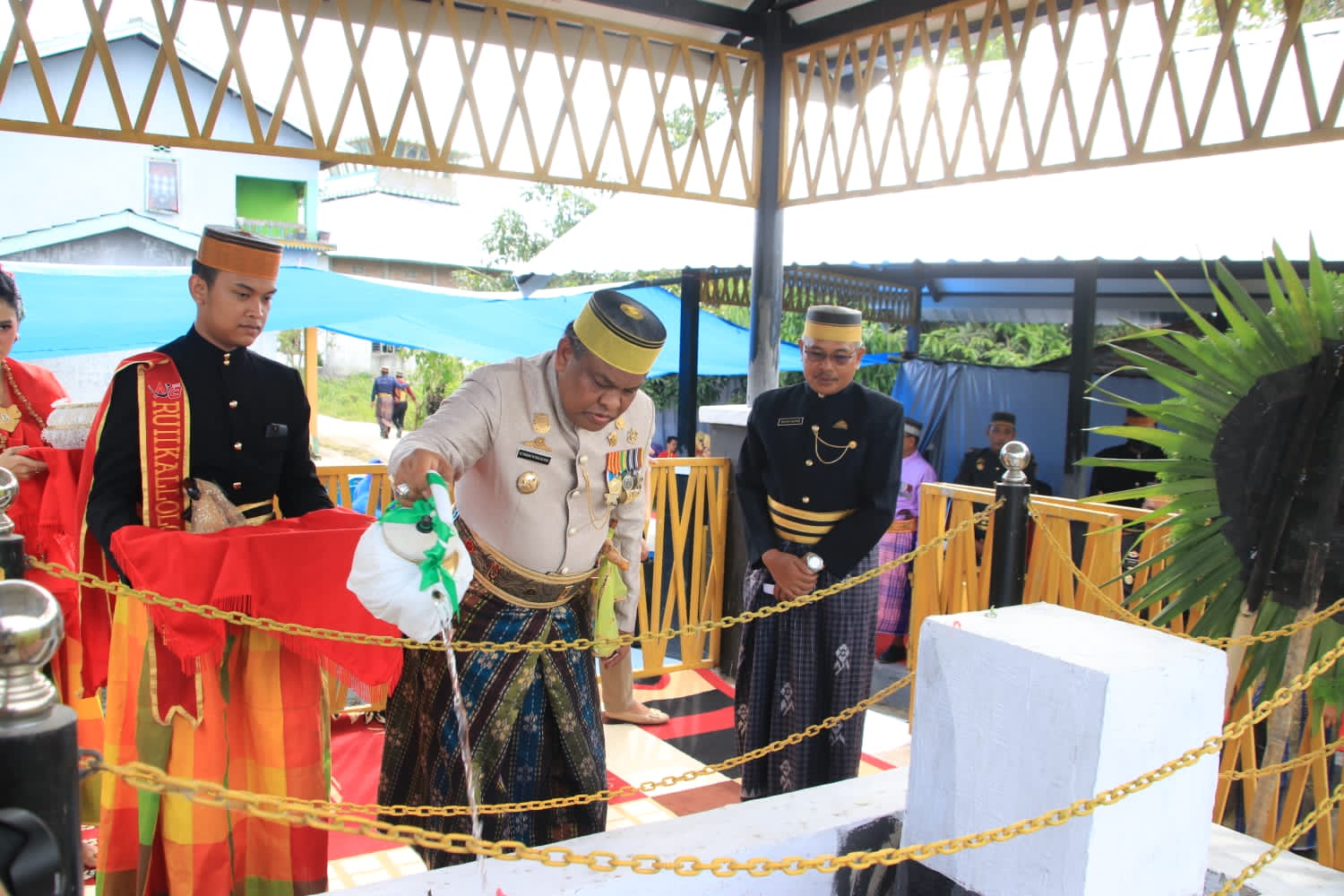 Bupati Bone A. Fahsar M. Padjalangi bersama Forkopimda Kabupaten Bone dan jajaran Pemkab Bone melaksanakan ziarah ke makam Raja Bone ke-9 La Pattawe’ Matinroe ri Bettung di Bulukumba, Sabtu 18 Maret 2023.