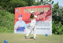 Kapolda Sulsel Irjen Pol Nana Sudjana membuka secara resmi event Friendship Golf di Padivalley Golf Course, Pattallassang, Minggu, (19/03/2023).