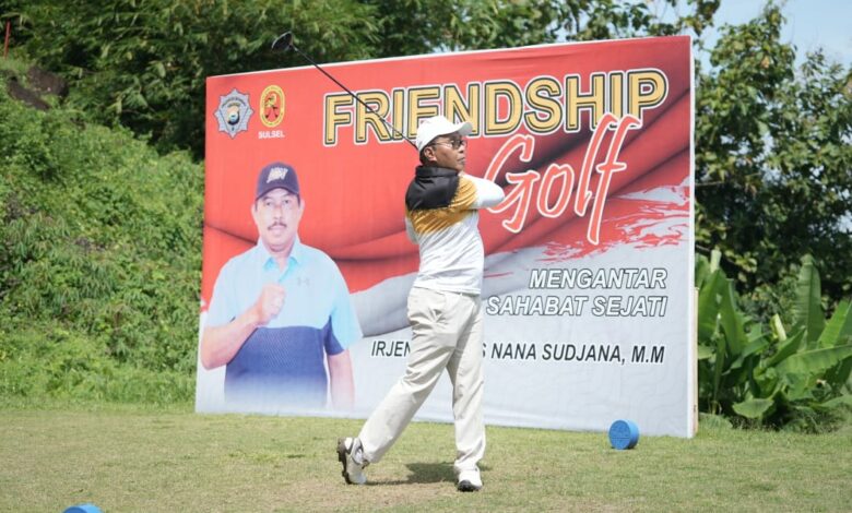 Kapolda Sulsel Irjen Pol Nana Sudjana membuka secara resmi event Friendship Golf di Padivalley Golf Course, Pattallassang, Minggu, (19/03/2023).
