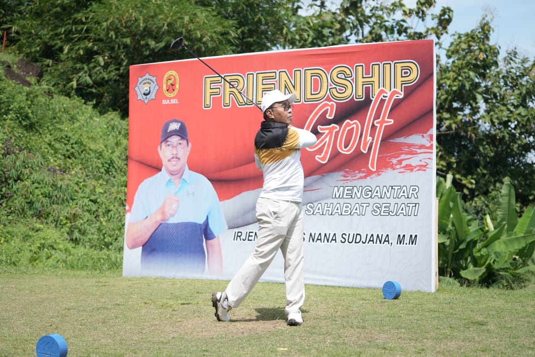 Kapolda Sulsel Irjen Pol Nana Sudjana membuka secara resmi event Friendship Golf di Padivalley Golf Course, Pattallassang, Minggu, (19/03/2023).