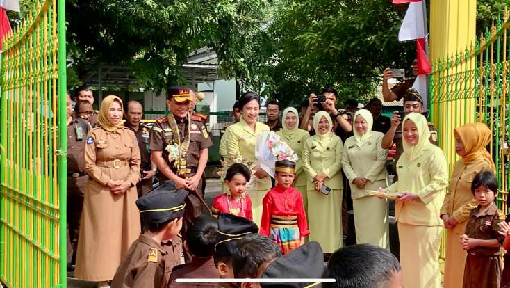 Kepala Kejaksaan Tinggi Sulawesi Selatan, Leonard Eben Ezer Simanjuntak melakukan kunjungan kerja di Kejaksaan Negeri Bone, Senin 20 Maret 2023.