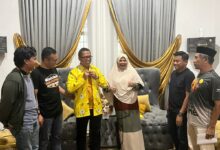 Rudihartono resmi bergabung di Golkar Maros ditandai dengan pemasangan baju Golkar oleh Ketua DPD Golkar Maros Hj. Suhartina Bohari.
