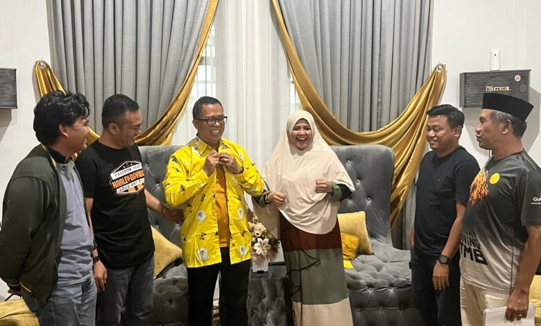 Rudihartono resmi bergabung di Golkar Maros ditandai dengan pemasangan baju Golkar oleh Ketua DPD Golkar Maros Hj. Suhartina Bohari.