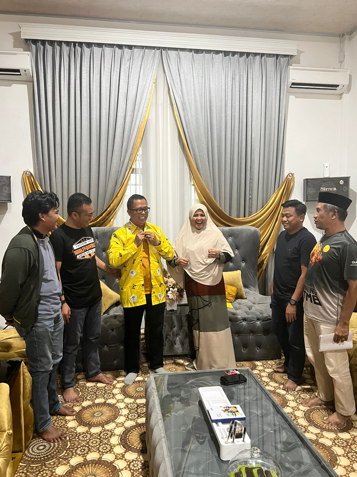 Rudihartono resmi bergabung di Golkar Maros ditandai dengan pemasangan baju Golkar oleh Ketua DPD Golkar Maros Hj. Suhartina Bohari.