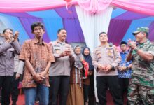 Kapolda Sulawesi Selatan (Sulsel), Irjen Pol. Drs Nana Sudjana meresmikan bedah rumah di Kabupaten Gowa, Jumat (24/3/2023).