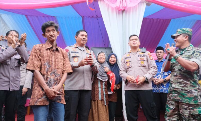 Kapolda Sulawesi Selatan (Sulsel), Irjen Pol. Drs Nana Sudjana meresmikan bedah rumah di Kabupaten Gowa, Jumat (24/3/2023).