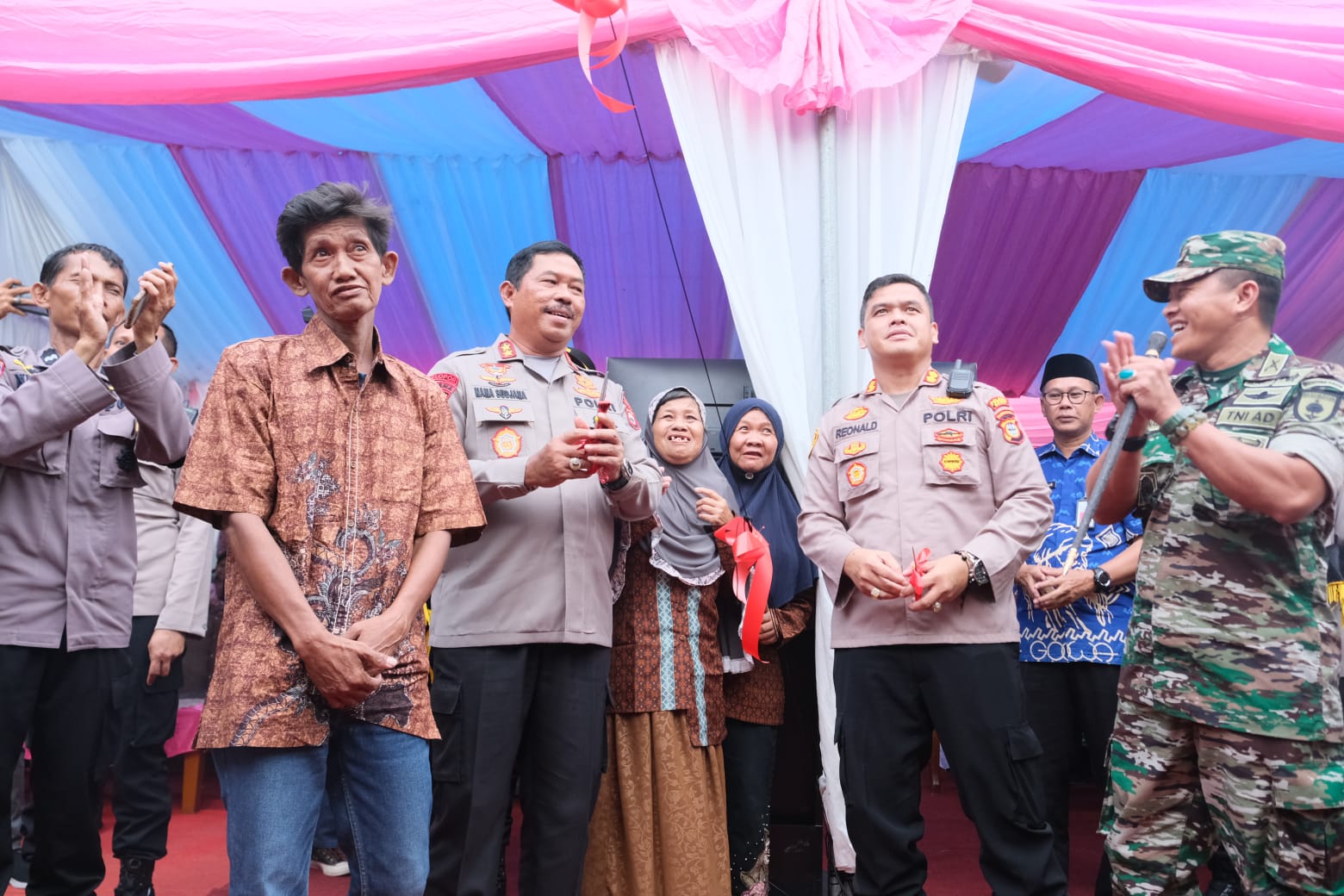 Kapolda Sulawesi Selatan (Sulsel), Irjen Pol. Drs Nana Sudjana meresmikan bedah rumah di Kabupaten Gowa, Jumat (24/3/2023).