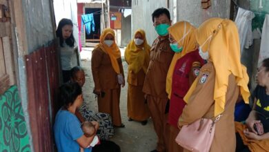 Puskesmas Tamalate dan Kelurahan Balang Baru Kota Makassar turun langsung menemui keluarga bayi berumur delapan bulan yang mengalami gizi buruk di Jalan Balang Baru, Selasa (28/03/2023).