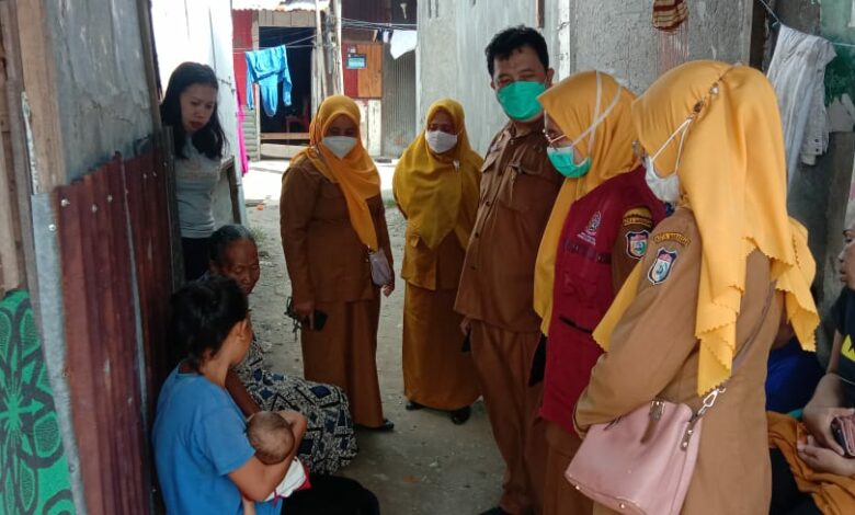 Puskesmas Tamalate dan Kelurahan Balang Baru Kota Makassar turun langsung menemui keluarga bayi berumur delapan bulan yang mengalami gizi buruk di Jalan Balang Baru, Selasa (28/03/2023).