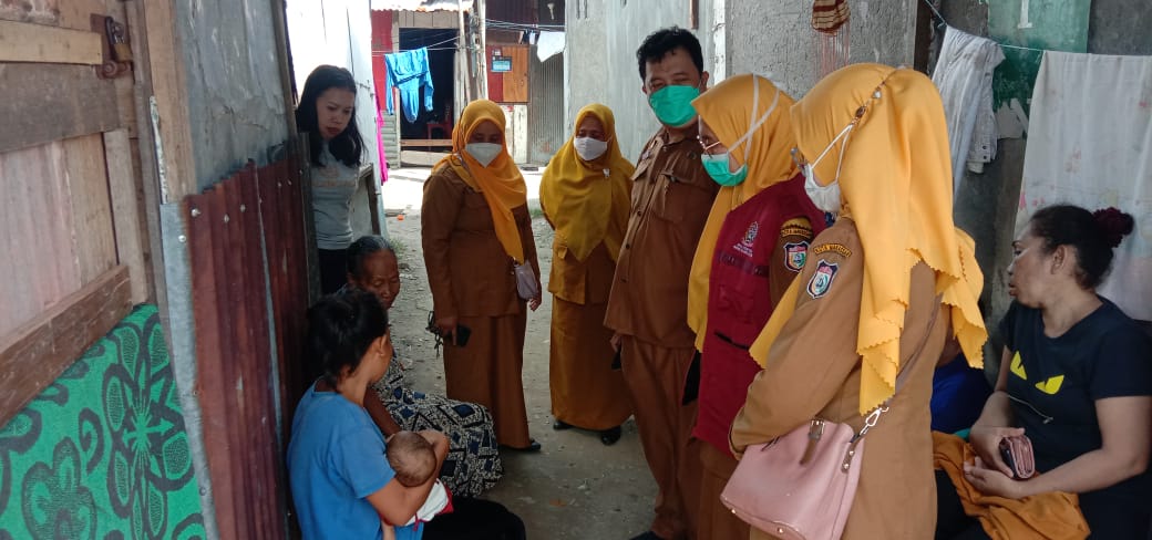 Puskesmas Tamalate dan Kelurahan Balang Baru Kota Makassar turun langsung menemui keluarga bayi berumur delapan bulan yang mengalami gizi buruk di Jalan Balang Baru, Selasa (28/03/2023).