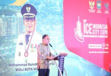 anny Pomanto mengajak para tamu undangan APEKSI branding Makassar Kota Makan Enak di sela-sela launching 19th Indonesia City Expo (ICE); Pameran Promosi Kota se-Indonesia 2023, Selasa, (28/03/2023).