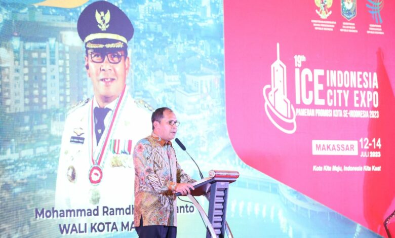 anny Pomanto mengajak para tamu undangan APEKSI branding Makassar Kota Makan Enak di sela-sela launching 19th Indonesia City Expo (ICE); Pameran Promosi Kota se-Indonesia 2023, Selasa, (28/03/2023).