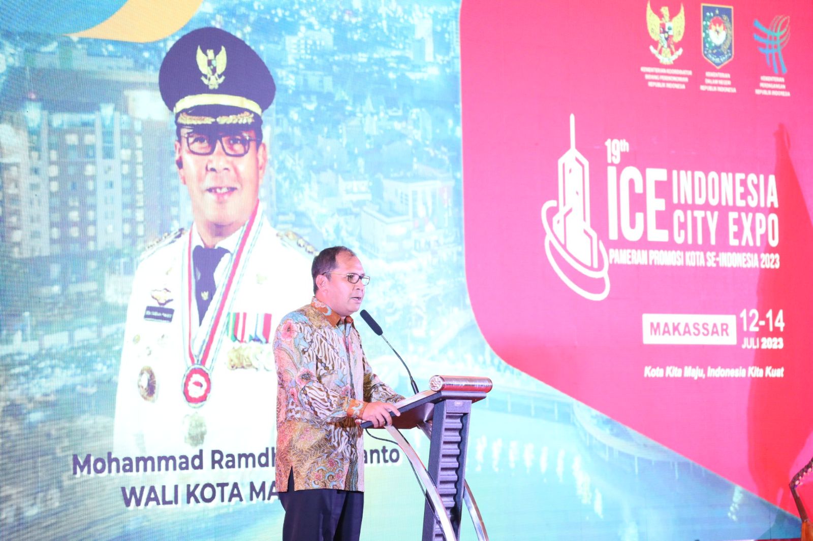 anny Pomanto mengajak para tamu undangan APEKSI branding Makassar Kota Makan Enak di sela-sela launching 19th Indonesia City Expo (ICE); Pameran Promosi Kota se-Indonesia 2023, Selasa, (28/03/2023).